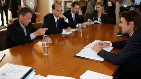 Le ministre français des Finances François Baroin (à droite) discute avec le secrétaire américain au Trésor Timothy Geithner (à gauche), à Marseille. Les ministres des Finances et banquiers centraux du G7 planchent vendredi dans la cité phocéenne sur les