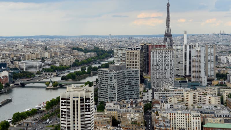 Vue de la Tour Eiffel le 4 août 2014, depuis le ballon d'Airparif.