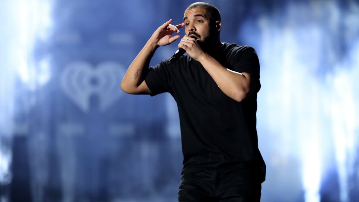 INVITÉS SURPRISES, SCÈNE IMMERSIVE ET PLUIE DE TUBES: DRAKE À L’ACCOR ARENA ÉLECTRISE LE PUBLIC FRANÇAIS