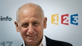 Le journaliste Jean-Michel Aphatie pose au siège de France Télévisions à Paris, le 31 mars 2017.
