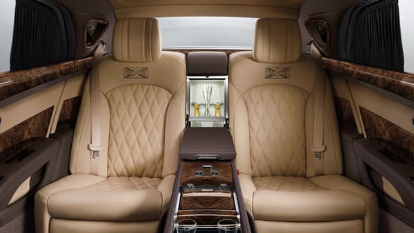 Une limousine sans champagne? Pas chez Bentley. Preuve en est avec ce compartiment fait pour garder vos bulles au frais. 