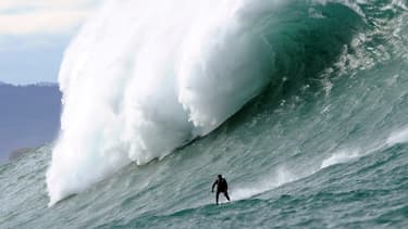 Un homme surfe sur Belharra, le 7 janvier 2014.