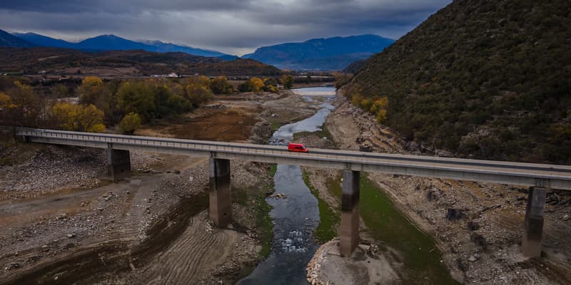 Le lac de Vinça, asséché par le manque de pluies, dans les Pyrénées-Orientales, le 9 décembre 2023