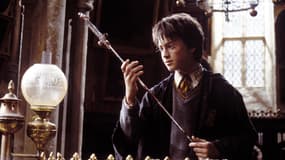 Daniel Radcliffe avec l'épée de Gryffondor dans "Harry Potter et la chambre des secrets"