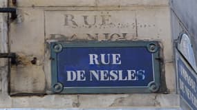 La plaque de la rue de Nesles, dans le 6e arrondissement de Paris, recouvre un nom plus ancien, la rue d'Anjou.
