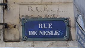 La plaque de la rue de Nesles, dans le 6e arrondissement de Paris, recouvre un nom plus ancien, la rue d'Anjou.