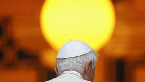 Seuls le pape Benoît XVI et une intervention divine peuvent aujourd'hui sauver l'euro, si l'on en croit un communiqué du Conseil européen diffusé jeudi en vue des traditionnels canulars du 1er avril. /Photo prise le 27 mars 2012/REUTERS/Jorge Silva