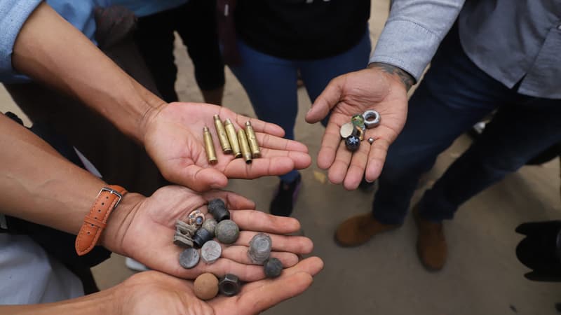 Des manifestants birmans montrent les munitions qu'ils ont ramassées lors de la manifestation à Mandalat, samedi 20 février 2021