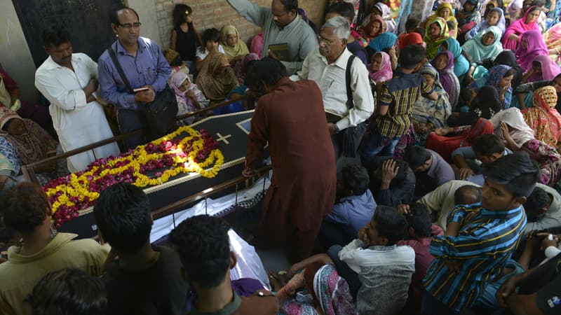 Lors des funérailles d'une victime de l'attentat de Lahore, le 28 mars.