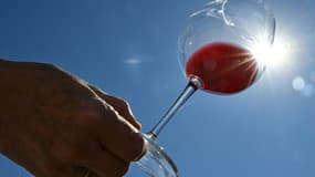 Un verre de vin provenant du cépage Syrah au Clos Saint Landelin, à Rouffach, Haut-Rhin, le 10 août 2022