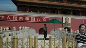 Une jeune femme devant le mausolée de Mao à Pékin. 