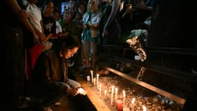 Des fans de Liam Payne réunis devant son hôtel, à Buenos Aires, où sa mort a été constatée, le 16 octobre 2024.