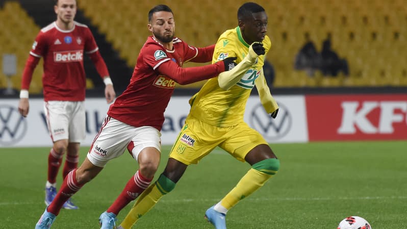 Haris Belkebla et Randal Kolo Muani au duel lors du match de Coupe de France Nantes-Brest
