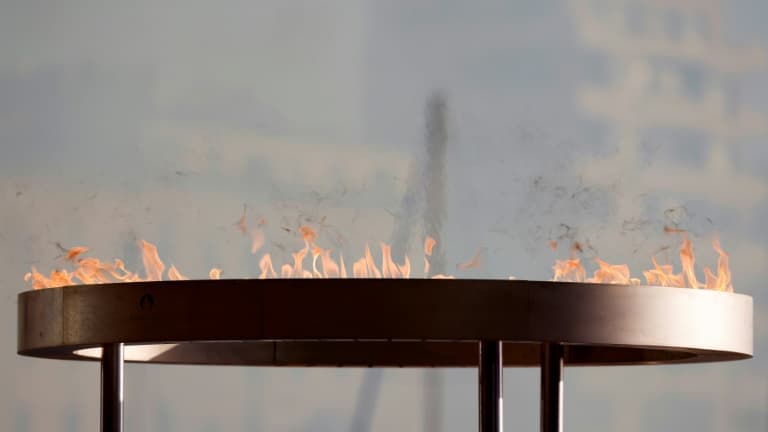 Le premier chaudron de la flamme olympique embrasé sur le Vieux-Port de Marseille, le 8 mai 2024
