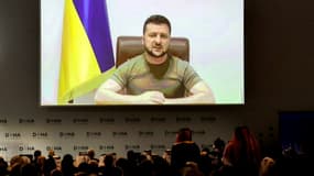 Le président ukrainien Volodymyr Zelensky s'addrese lors d'une intervention vidéo au Forum de Doha, le 26 mars 2022