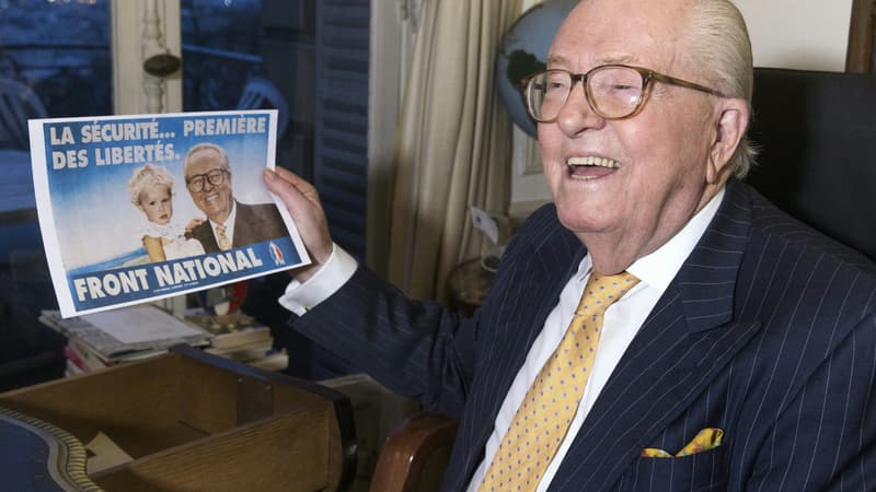 Jean-Marie Le Pen, devant une affiche de campagne où il pose avec sa petite-fille Marion Maréchal, en 1992.