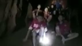 En Thaïlande, les 12 enfants coincés dans une grotte retrouvés "sains et saufs"