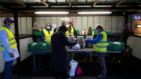 Distribution d'aide alimentaire par le Secours catholique le 3 avril 2020 à Toulouse.