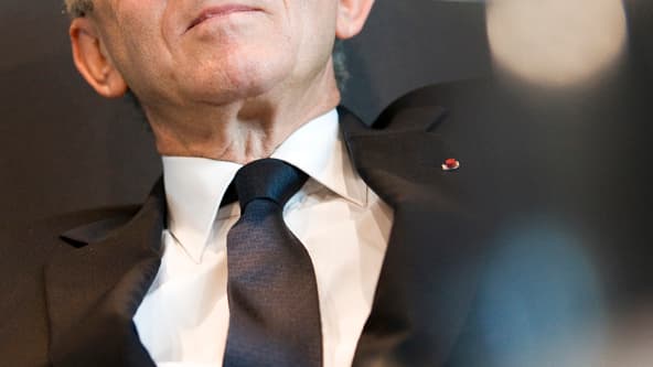 Avec 7,6 millions d’euros par an, Bernard Arnault, de LVMH, est le 3e patron le mieux payé de France, derrière Carlos Ghosn (Renault-Nissan, plus de 9 millions) et Chris Viehbacher (Sanofi-Aventis, 8,3 millions).