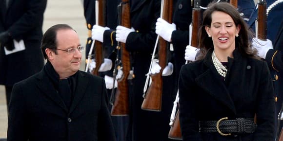 François Hollande à la descente de son avion, lundi, aux côtés de Natalia Jones. François Hollande à la descente de son avion, lundi, aux côtés de Natalia Jones.