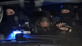 Le suspect Hubert Caouissin à bord d'un véhicule de police le 8 mars 2017 à Pont-de-Buis. 