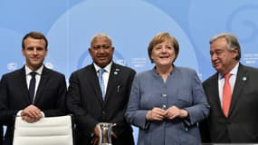 Emmanuel Macron, le Premier ministre des Fidji et président de la COP23 Frank Bainimarama, Angela Merkel et le secrétaire général des Nations Unies Antonio Guterres, le 15 novembre 2017 à Bonn, lors de la COP23. 