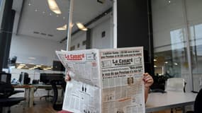 Photo du Canard enchaîné prise le 1er février 2017 à Paris lors du scandale des soupçons d'emploi fictif concernant Penelope Fillon auprès de son mari François Fillon. 
