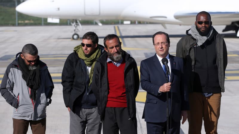 Les quatre otages français enlevés au Sahel à leur arrivée en France après leur libération, le 30 octobre 2013.