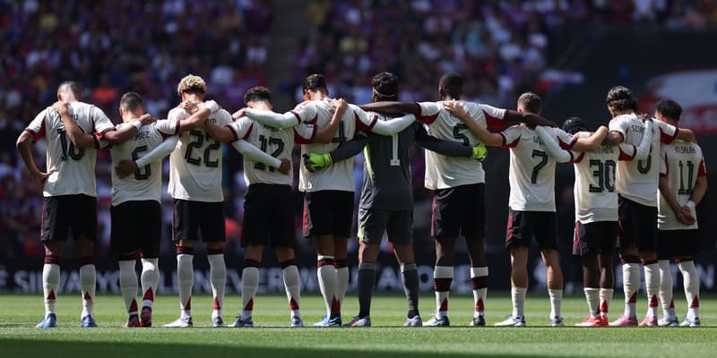 Les joueurs de Liverpool réunis pour rendre hommage à Diogo Jota lors d'une minute de silence avant le Community Shield, le 10 aout 2025