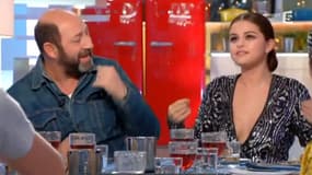 Kad Merad et Selena Gomez, dans C à vous sur France 5, le 10 mars 2016.