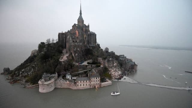 L'archange qui domine le Mont-Saint-Michel va être décroché mi-février pour être restauré pendant deux mois.