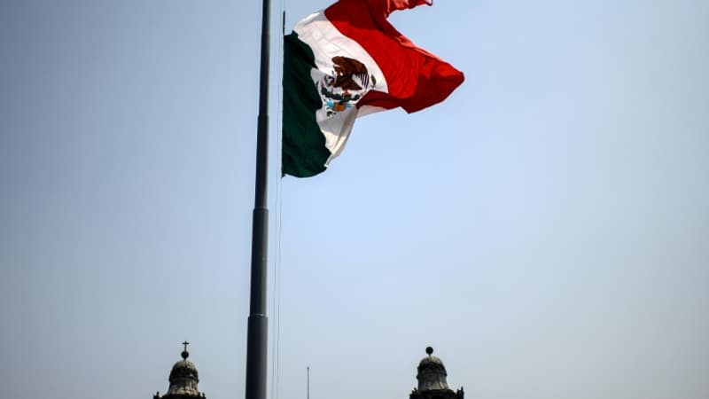 Le drapeau mexicain etait en berne le 5 mai 2021 apres l accident meurtier du metro aerien 1021037