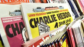 Des exemplaires du journal satirique Charlie Hebdo dans un kiosque allemand, à Berlin.