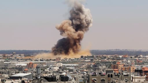 De la fumée s'élève après une attaque israélienne à Rafah, au sud de la bande de Gaza, mardi 8 juillet 2014.