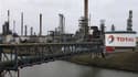 Les salariés de la raffinerie Total de Dunkerque ont arrêté mardi les opérations de purge de gaz des installations. Les syndicats accusent le groupe pétrolier de ne pas respecter son obligation de redémarrer l'activité raffinage ordonnée par la justice à