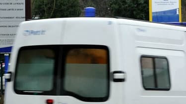 La jeune fille s'est soudainement ruée hors du brancard