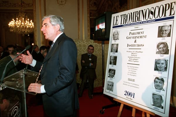 Quart d'heure de gloire. Le 5 février 2002, Jean-Pierre Chevènement reçoit le prix du Trombinoscope de la personnalité politique de l'année 2001. Quart d'heure de gloire. Le 5 février 2002, Jean-Pierre Chevènement reçoit le prix du Trombinoscope de la personnalité politique de l'année 2001.