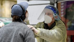 Un soignant réalise un test antigénique à Tuebingen, en Allemagne, le 20 mars 2021