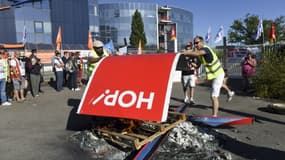 Manifestation de salariés devant le siège de Hop!, le 30 juillet 2020 à Nantes