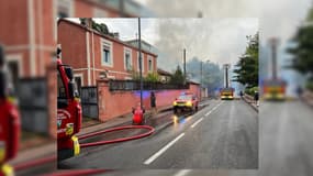 Un incendie s'est déclaré sur la toiture d'une villa à Cannes ce vendredi 16 août, une vingtaine de pompiers mobilisés. 