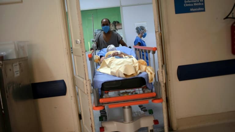 Un soignant pousse un patient sur un brancard à l'hôpital universitaire de Pedro Ernesto, à Rio de Janeiro (Brésil), le 15 juillet 2020