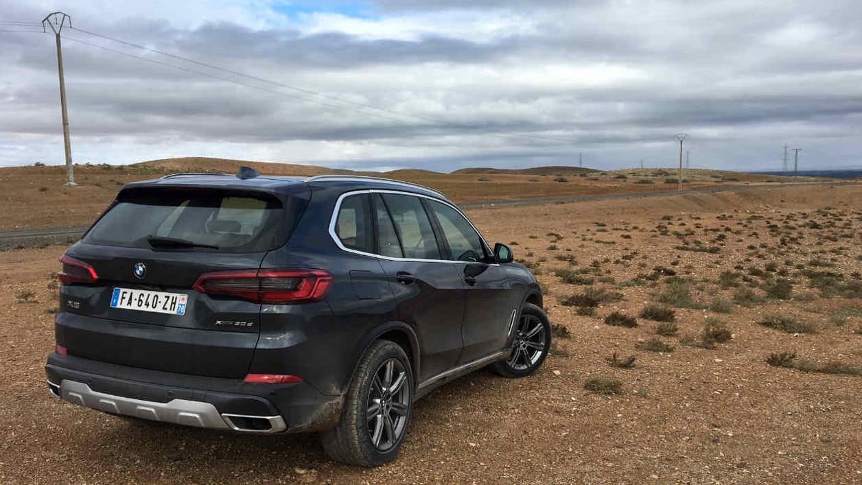 BMW introduit sur le X5 un nouveau système de suspensions pneumatiques. Elles offrent six hauteurs, de - 2 centimètres en version sportive à + 4 centimètres pour des passages offroad délicat à moins de 30km/h. BMW introduit sur le X5 un nouveau système de suspensions pneumatiques. Elles offrent six hauteurs, de - 2 centimètres en version sportive à + 4 centimètres pour des passages offroad délicat à moins de 30km/h.
