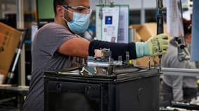 Sur une ligne d'assemblage d'électroménager dans une usine Brandt, à Orléans, le 15 novembre 2021.