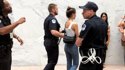 "Me voici en train de me faire arrêter", écrit Emily Ratajkowski sur Instagram