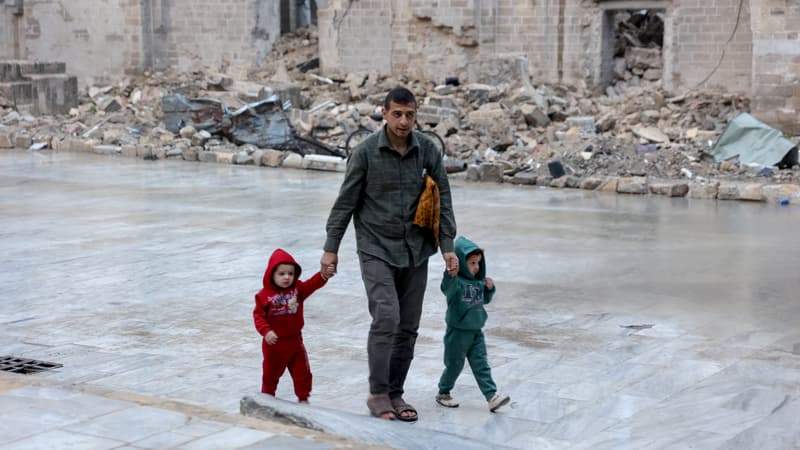 Un Palestinien marche avec ses enfants le 10 avril 2024 dans la cour de la mosquée historique Omari de la ville de Gaza, qui a été lourdement endommagée par les bombardements israéliens lors des combats en cours entre Israël et le Hamas, après la prière du matin du premier jour de l'Aïd al-Fitr qui marque la fin du Ramadan.