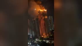 Une tour en feu dans la ville de Recife, au Brésil, le 28 mars 2024 