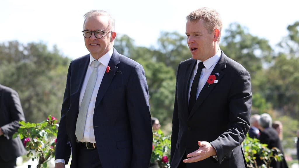 Le Premier ministre australien Anthony Albanese (à gauche) et le Premier ministre néo-zélandais Chris Hipkins, à Brisbane après une cérémonie, le 23 avril 2023. Le Premier ministre australien Anthony Albanese (à gauche) et le Premier ministre néo-zélandais Chris Hipkins, à Brisbane après une cérémonie, le 23 avril 2023.