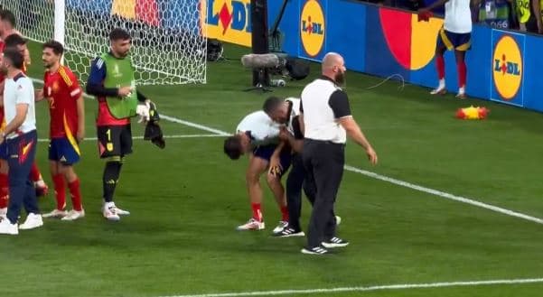 France-Espagne: Morata blessé durant les célébrations… par le tacle d'un stadier (le 09/07/2024)