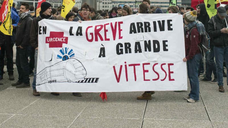 Des manifestants protestant sous la bannière de la CGT, ici le 26 avril 2016, à La Défense