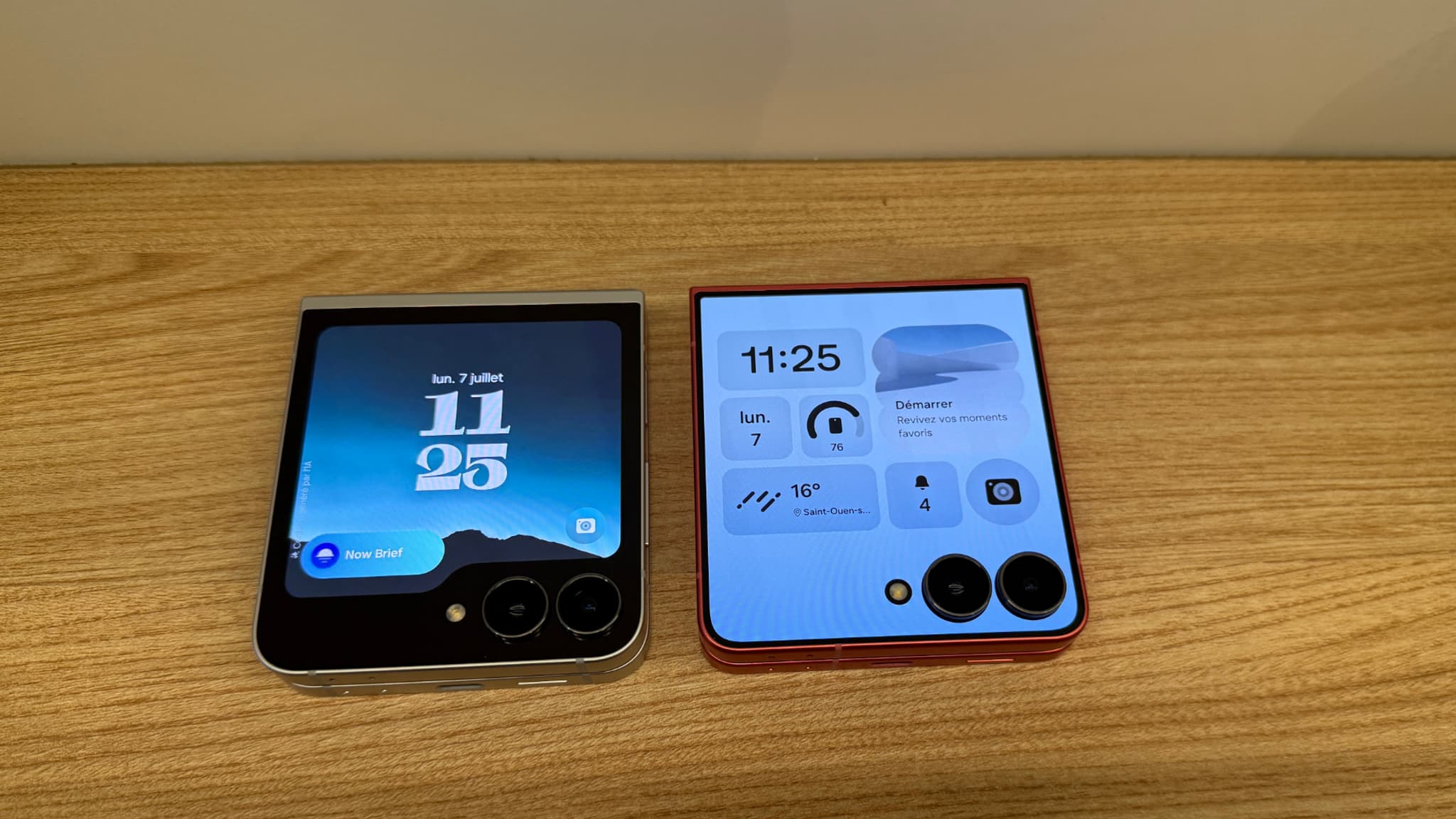 Le Samsung Galaxy Z Flip 7 (à droite) arbore enfin un écran externe intégral par rapport au Galaxy Z Flip 7 FE qui reprend les traits du Galaxy Z Flip 6 Le Samsung Galaxy Z Flip 7 (à droite) arbore enfin un écran externe intégral par rapport au Galaxy Z Flip 7 FE qui reprend les traits du Galaxy Z Flip 6
